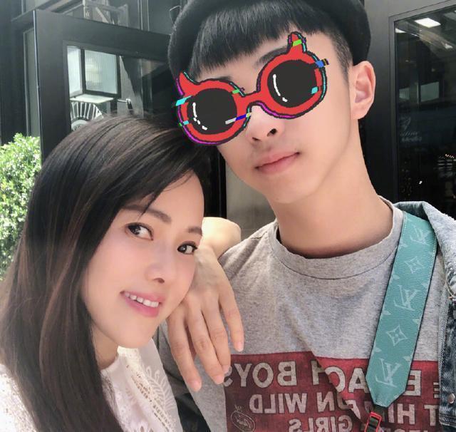 伊能静|伊能静儿子哈利恋爱了？用心示爱并高调表白异性：就爱你凸凸的颧骨