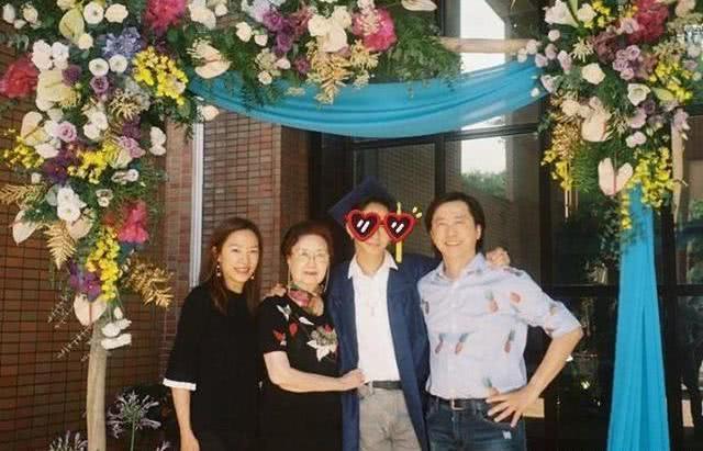 伊能静|伊能静儿子哈利恋爱了？用心示爱并高调表白异性：就爱你凸凸的颧骨