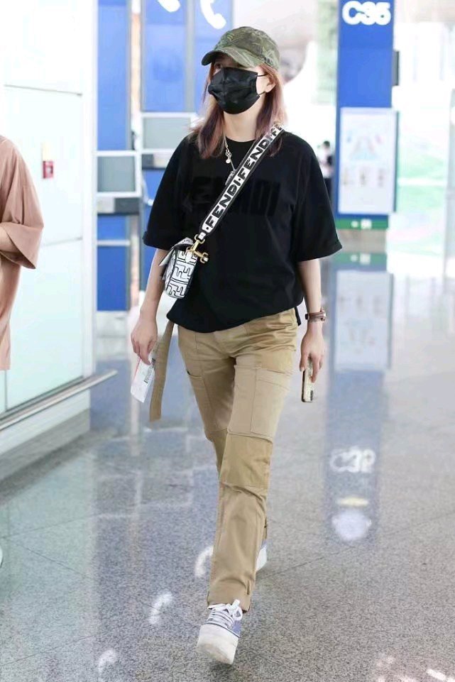 赵薇|赵薇黄晓明时隔半年再同框，44岁赵薇瘦身成功却比老同学显老气