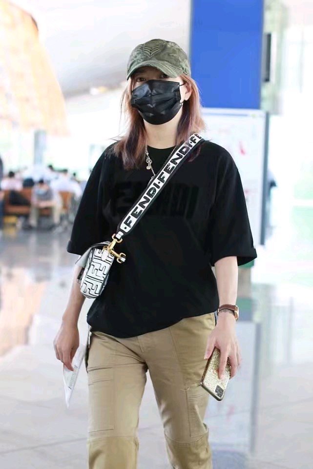 赵薇|赵薇黄晓明时隔半年再同框，44岁赵薇瘦身成功却比老同学显老气