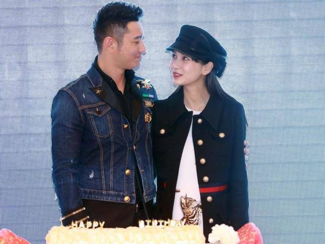 赵薇|赵薇黄晓明时隔半年再同框，44岁赵薇瘦身成功却比老同学显老气