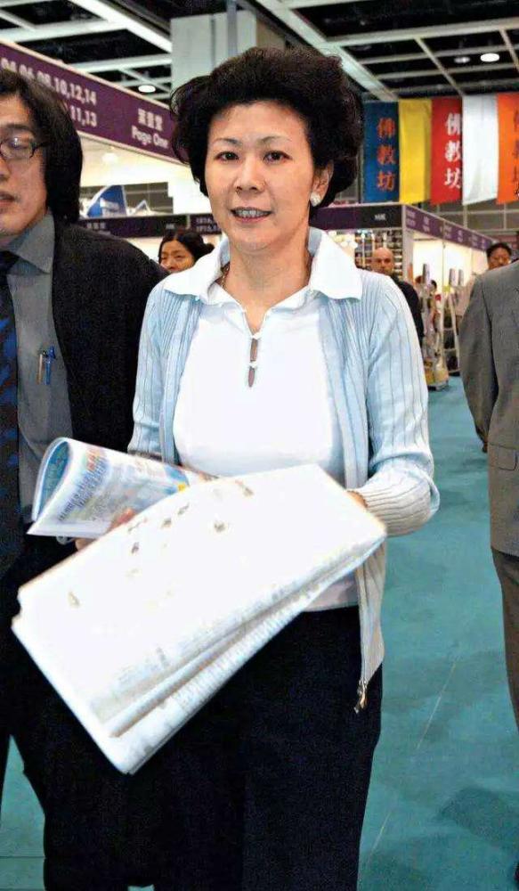 周凯旋:和李嘉诚恋爱不结婚代表他参加赌王葬礼,逆袭的她真厉害_腾讯