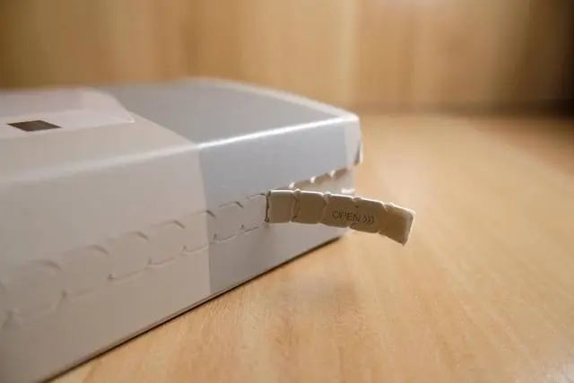 整个开箱过程很优雅,有点apple的味道,从侧边撕开易撕条即可打开外