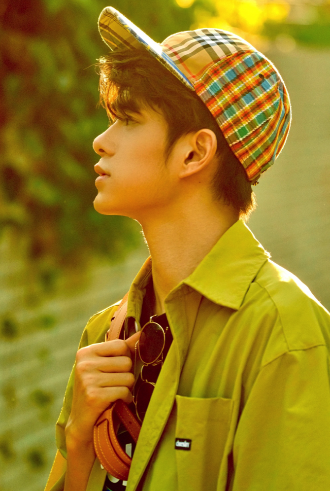 《少年之名》柯博伦,一身草地绿套装演绎夏日穿搭,清新帅气