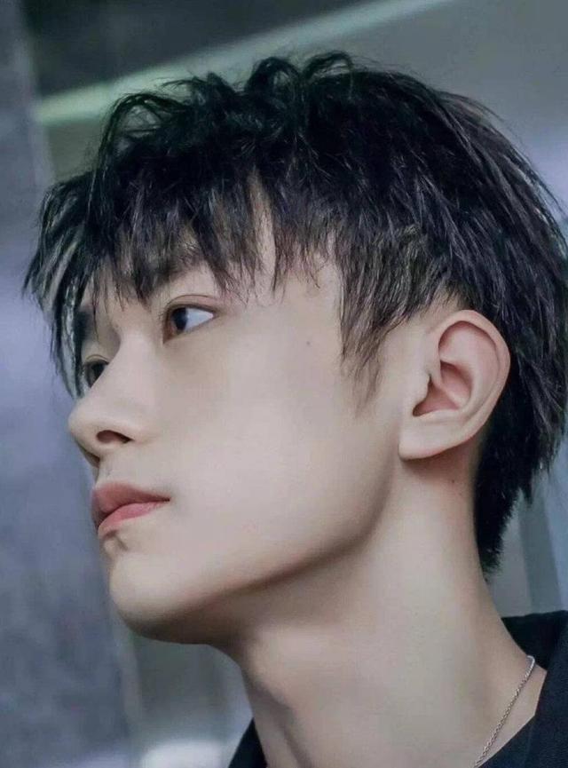 易烊千玺怼脸照生图被曝光,骨相优越五官立体精致,颜值超耐打