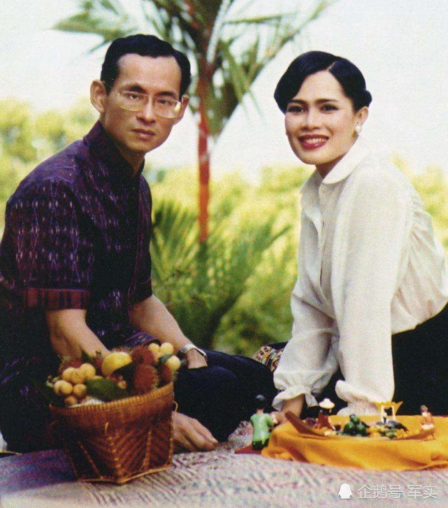 普密蓬国王和诗丽吉王后年轻时左边诗丽吉年轻时,右边苏提达左边