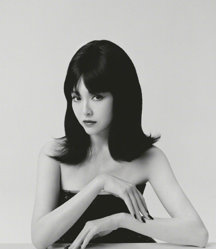 唐嫣|唐嫣因结婚生子人气下滑？产后复出首登时尚杂志半小时仅卖了9本