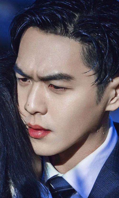 迪丽热巴泪痣,蔡徐坤脸颊痣,张若昀鼻尖痣,看到易烊千玺:神来之笔