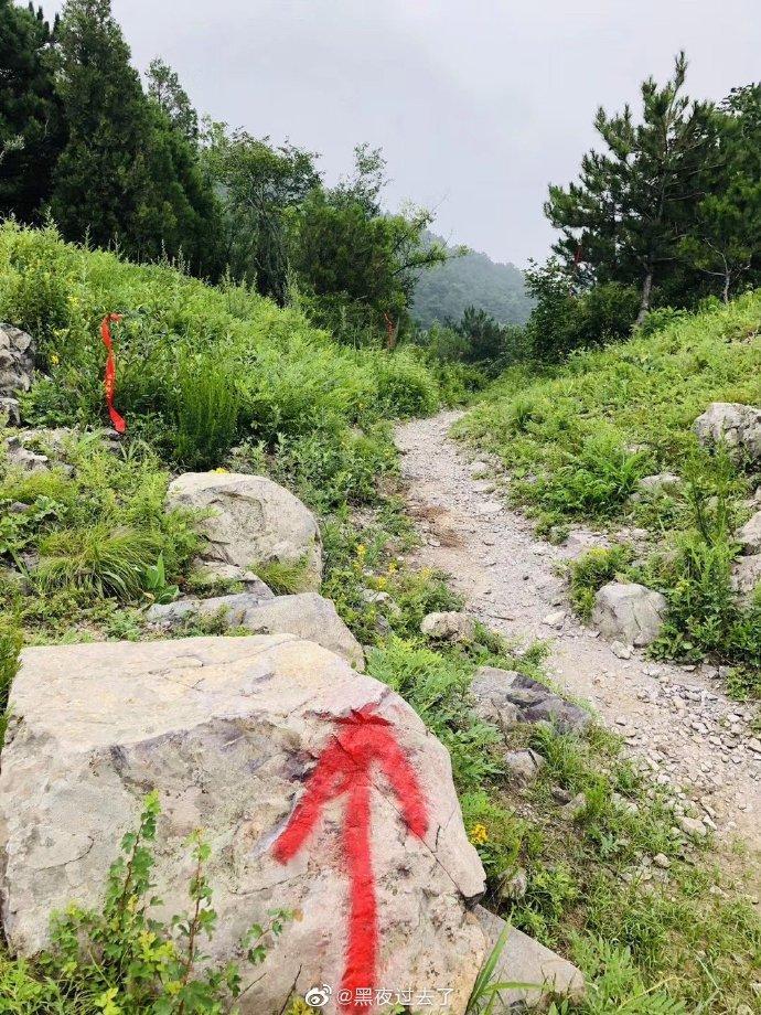 石头|景区石头上喷红漆做路标，北京一越野跑引网友怒怼！组织方道歉