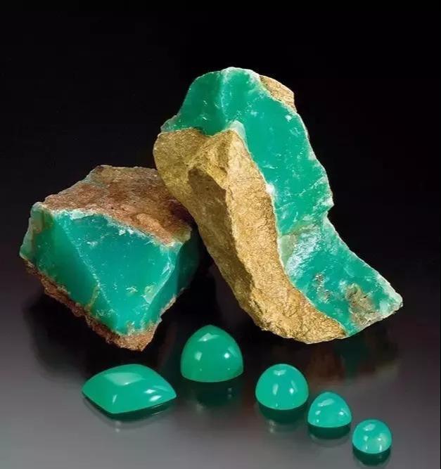 坦桑尼亚绿石髓原石和凸圆面宝石当我们想到产自坦桑尼亚的宝石时