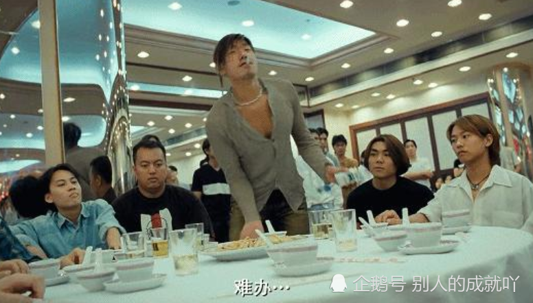 当年的香港电影有多节俭?从"乌鸦"掀桌子的动作,就能够看出来_腾讯新