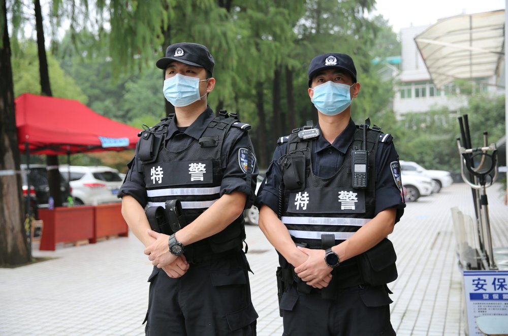 硬核又暖心特警护航的中考