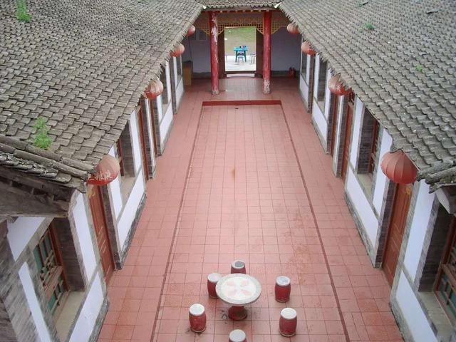 虽然是四合院,但是里面的装修却是现代时尚风格,因为这里是提供给游客