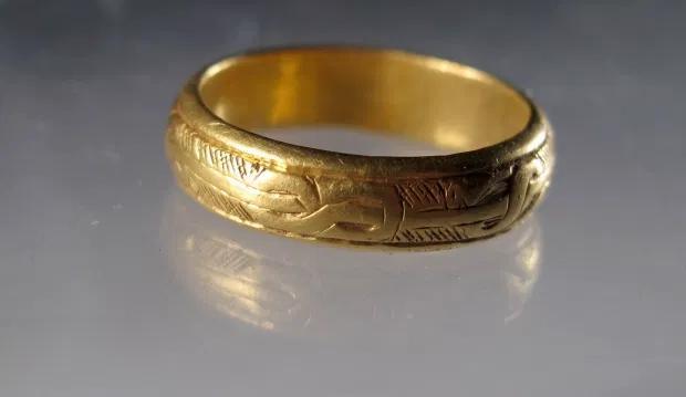 古董|疫情宅家无聊可以选择寻宝 英国居民挖到 古董戒指和陶器