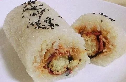 粢饭分两种,粢饭团和粢饭糕.一个外软内脆,一个外脆内软.