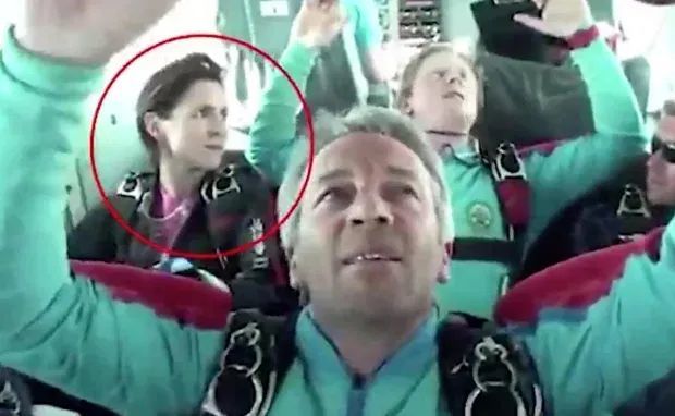 维多利亚·西利尔斯|降落伞被丈夫做手脚 英女子千米高空坠地奇迹生还