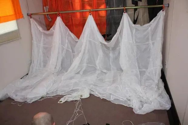 维多利亚·西利尔斯|降落伞被丈夫做手脚 英女子千米高空坠地奇迹生还