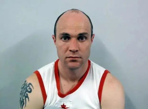 维多利亚·西利尔斯|降落伞被丈夫做手脚 英女子千米高空坠地奇迹生还