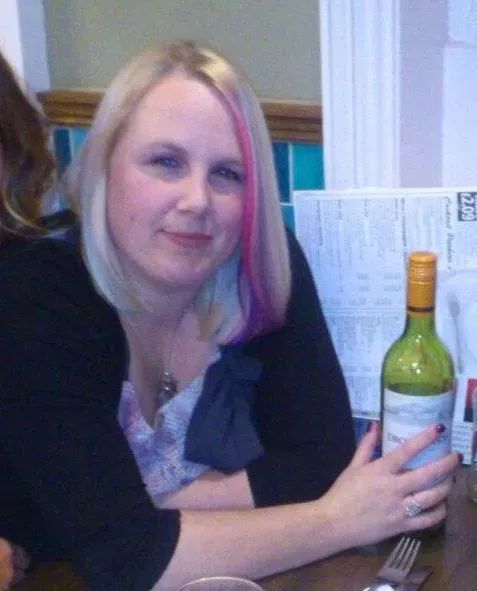 维多利亚·西利尔斯|降落伞被丈夫做手脚 英女子千米高空坠地奇迹生还