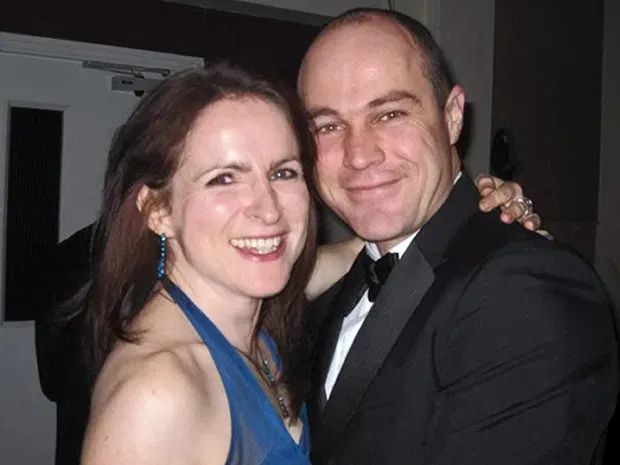 维多利亚·西利尔斯|降落伞被丈夫做手脚 英女子千米高空坠地奇迹生还