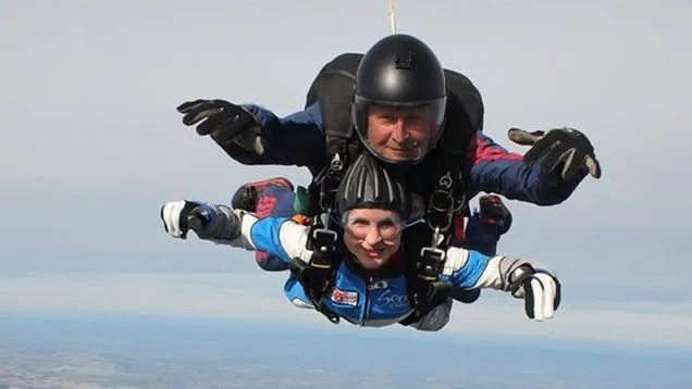 维多利亚·西利尔斯|降落伞被丈夫做手脚 英女子千米高空坠地奇迹生还