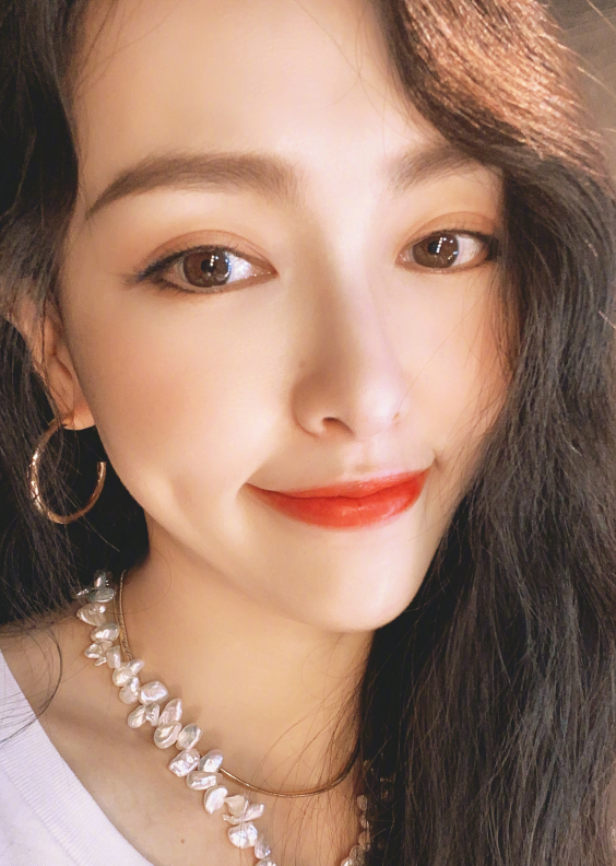 唐嫣|唐嫣因结婚生子人气下滑？产后复出首登时尚杂志半小时仅卖了9本