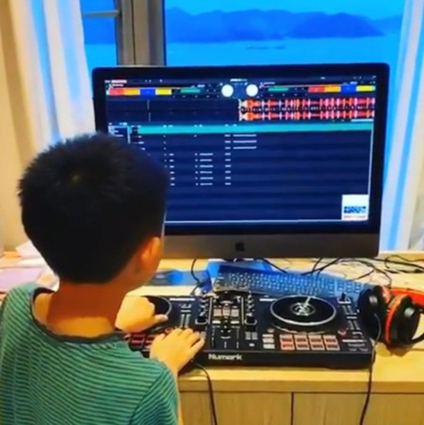 陈小春|陈小春ins晒儿子玩混音视频却被骂崇洋媚外，他发怒回应：再见！