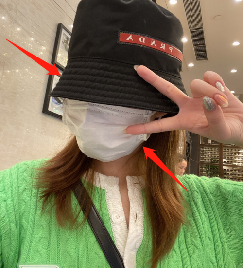 阿沁独自外出逛街,戴大檐帽和口罩遮挡脸部,还真把自己当腕了