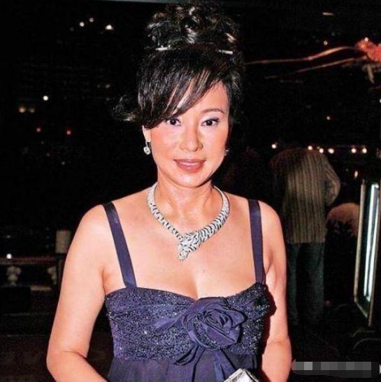 陈婉珍|陈婉珍把赌王送的项链，送给小女儿，为何不给长女何超云？