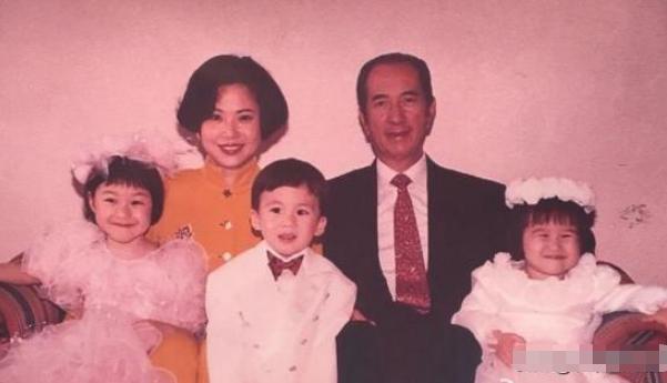 陈婉珍|陈婉珍把赌王送的项链，送给小女儿，为何不给长女何超云？