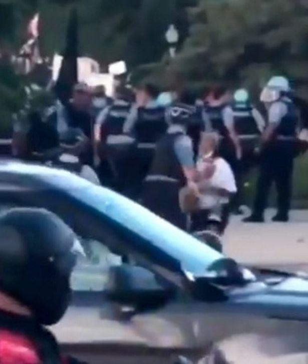 警察|美国警方暴力升级！18岁黑人少女抗议被狠揍，牙掉一地哭喊求救