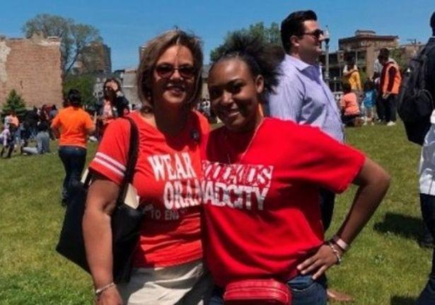 警察|美国警方暴力升级！18岁黑人少女抗议被狠揍，牙掉一地哭喊求救