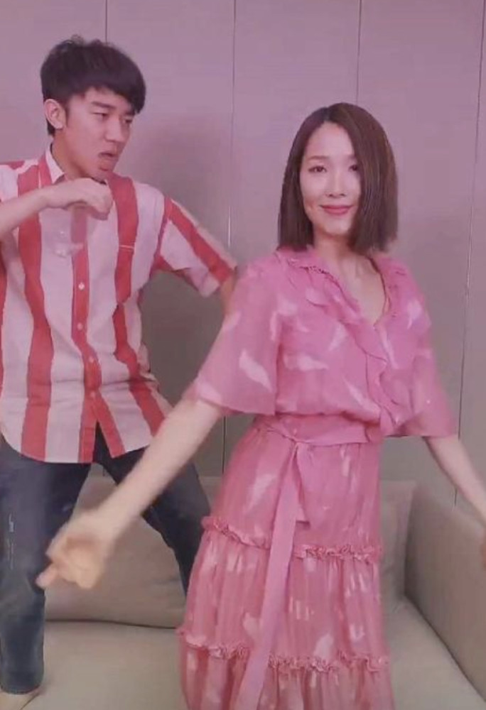 李亚男|李亚男晒视频秀新发型，剪齐刘海遮挡脱发痕迹，轻抚孕肚母爱满满
