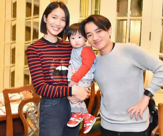 李亚男|李亚男晒视频秀新发型，剪齐刘海遮挡脱发痕迹，轻抚孕肚母爱满满