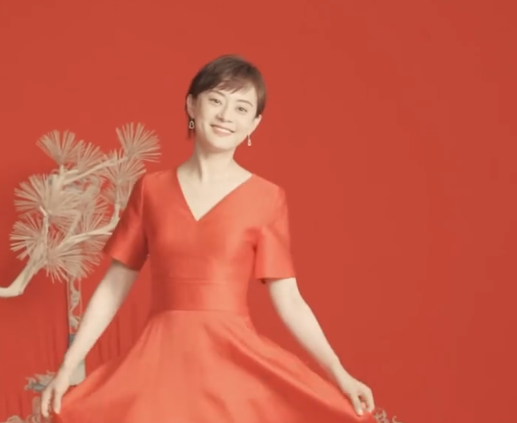 孙俪|被嘲没女人味后，孙俪近照留长头发露美背展少女身材，星星眼超抢镜