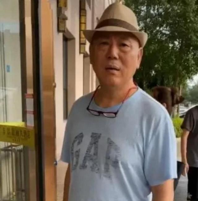 65岁李成儒罕曝近况几十块短袖连穿三年曾下海经商身价上亿