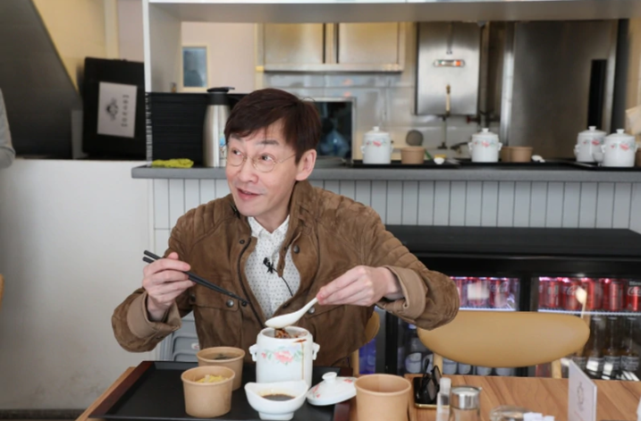 吴启华哥哥吴启明今日正式执笠因疫情亏损严重但却无亏待员工