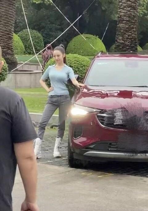 吉娜|吉娜拍广告被偶遇，身材高挑惹人羡，拍摄结束却秒变脸很不耐烦