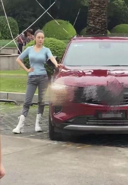 吉娜|吉娜拍广告被偶遇，身材高挑惹人羡，拍摄结束却秒变脸很不耐烦