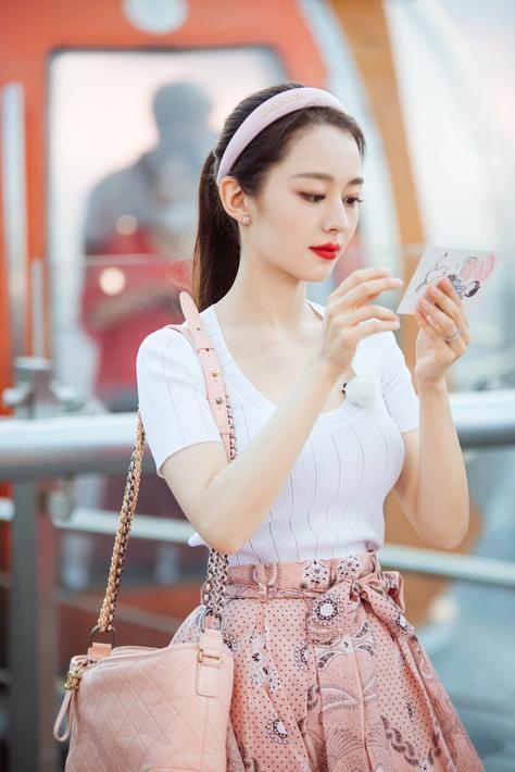 吉娜|吉娜拍广告被偶遇，身材高挑惹人羡，拍摄结束却秒变脸很不耐烦