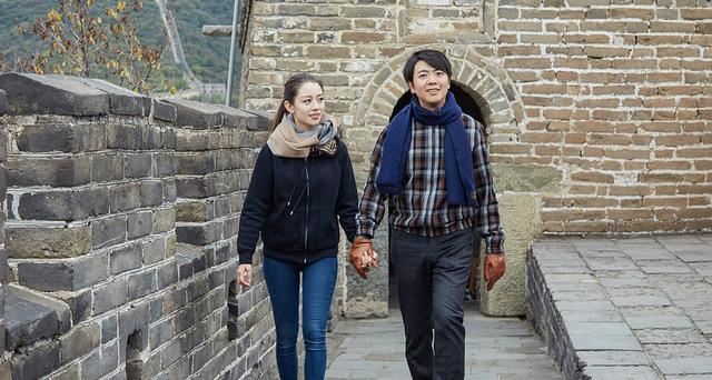 吉娜|吉娜拍广告被偶遇，身材高挑惹人羡，拍摄结束却秒变脸很不耐烦