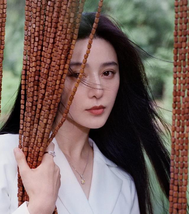 时尚女王|“时尚女王”要回来了？范冰冰再登杂志封面，凭一人之力组女团