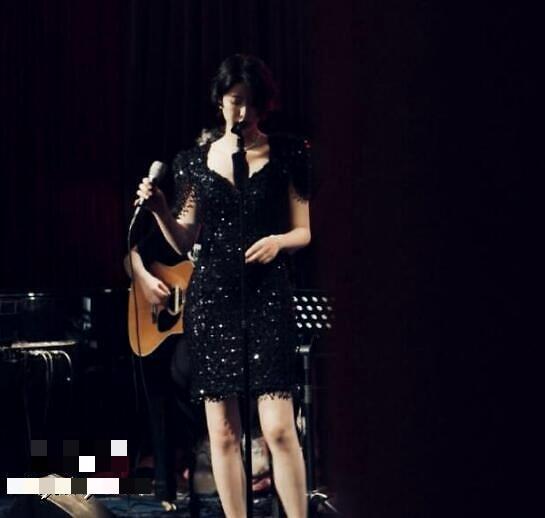 李亚鹏|李亚鹏小女友近照流出，端庄优雅气质完胜王菲，这眼光好毒！