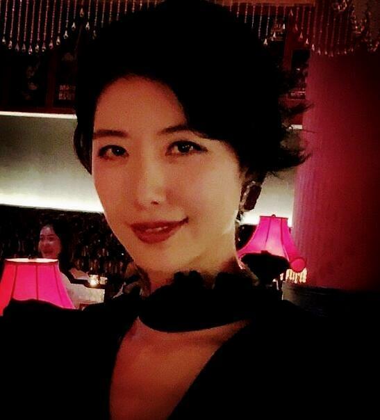 李亚鹏|李亚鹏小女友近照流出，端庄优雅气质完胜王菲，这眼光好毒！