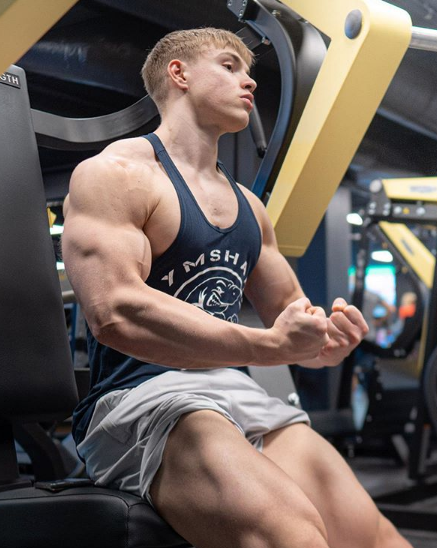 超燃型动他14岁开始健身18岁一身肌肉却被网友嘲健身早长不高