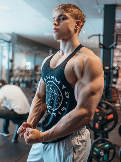 超燃型动他14岁开始健身18岁一身肌肉却被网友嘲健身早长不高