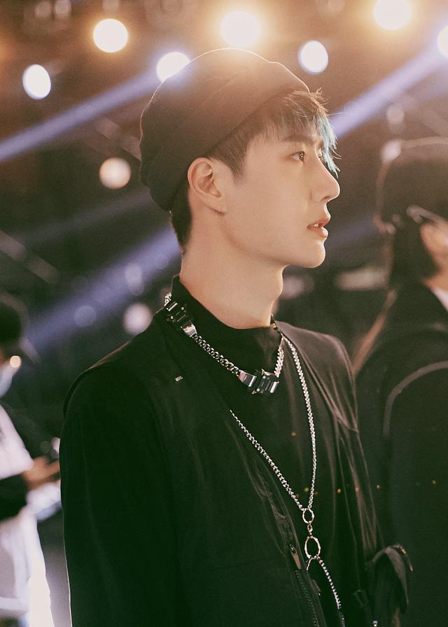 夏天穿衣想清凉又想时尚,看王一博的"酷盖穿搭",帅气一夏!