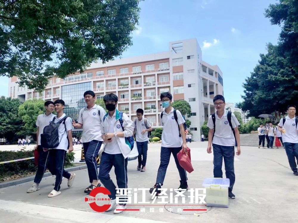 内坑中学来,123,给所有考生比个√祝大家写的都对!内坑中学"正咧红"!