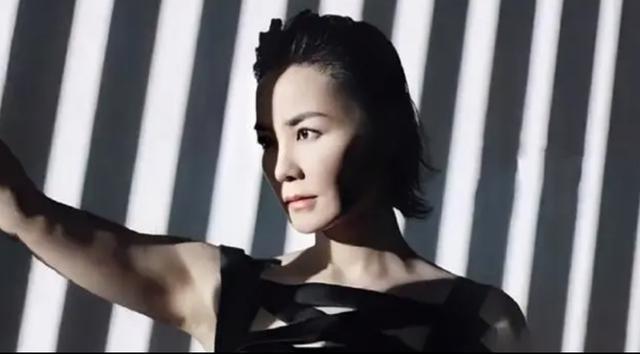 王菲|51岁王菲晒近照，惊现大小眼还撞脸李亚鹏新欢，照片还没真人好看