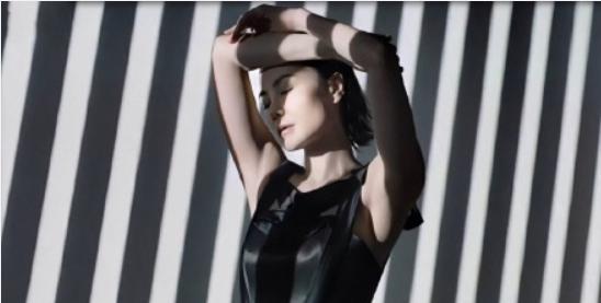 王菲|51岁王菲晒近照，惊现大小眼还撞脸李亚鹏新欢，照片还没真人好看